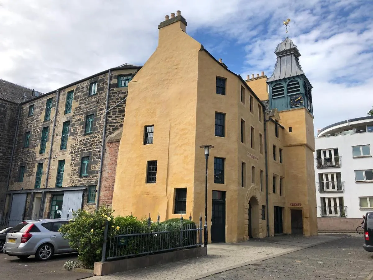 Remarkable 2 Bed Apartment In Edinburgh